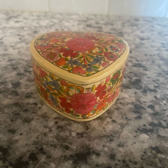 Folk Art hand carved & painted heart shaped trinket box - Picture 4 of 10